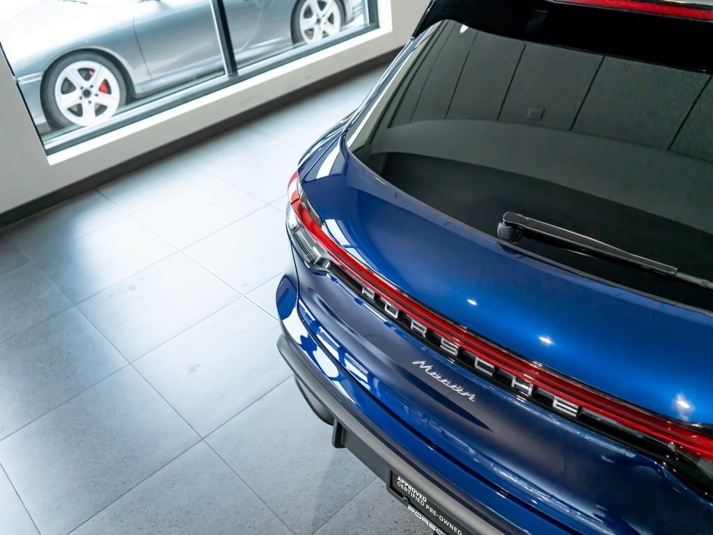 Certified 2025 Porsche Macan AWD/4WD image 32