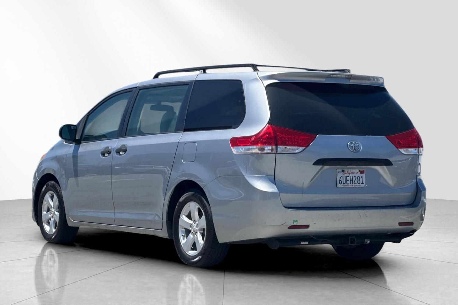Used 2012 Toyota Sienna w/ Towing Pkg FWD image 6