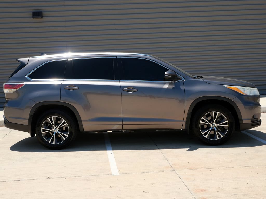 Used 2016 Toyota Highlander XLE AWD/4WD image 2