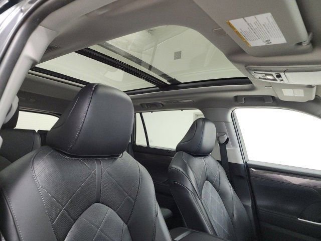 Used 2023 Toyota Highlander Platinum image 8