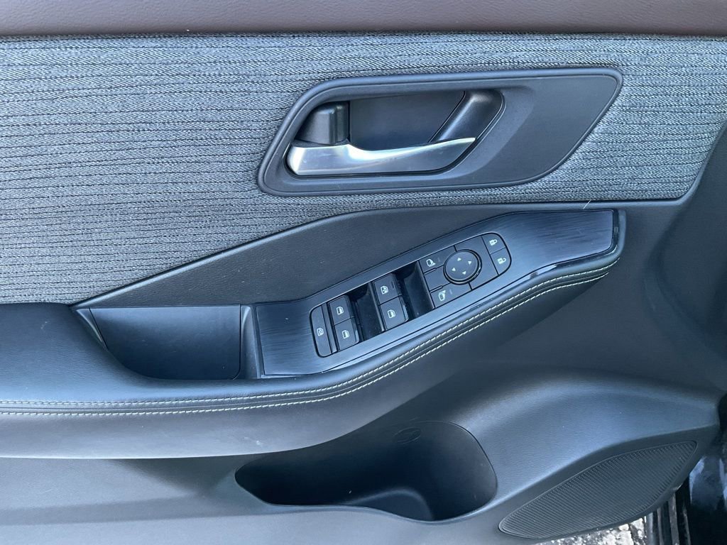 Used 2023 Nissan Rogue SV image 11