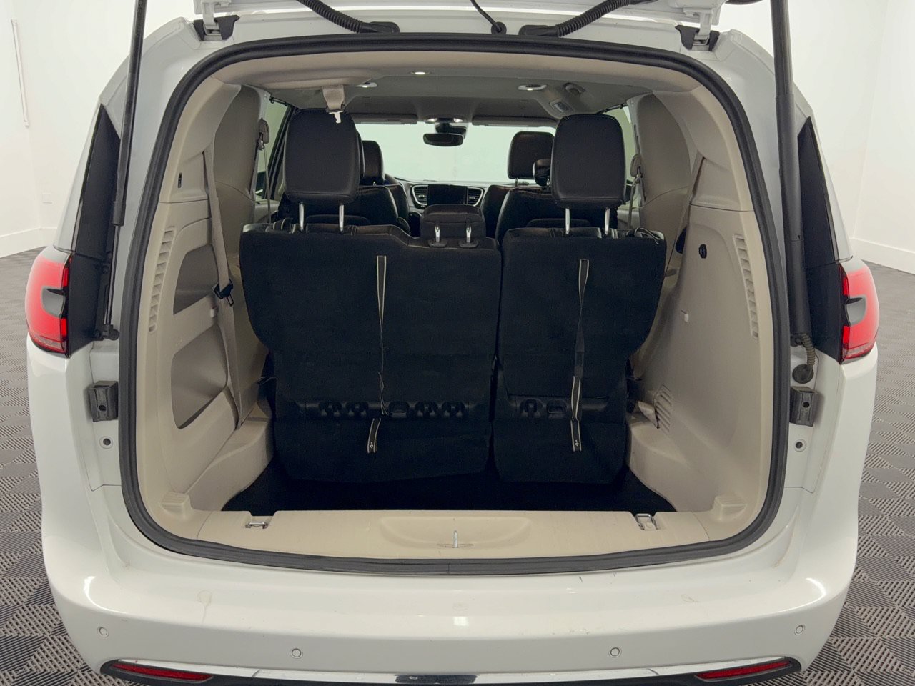 Used 2022 Chrysler Pacifica Touring-L FWD image 26