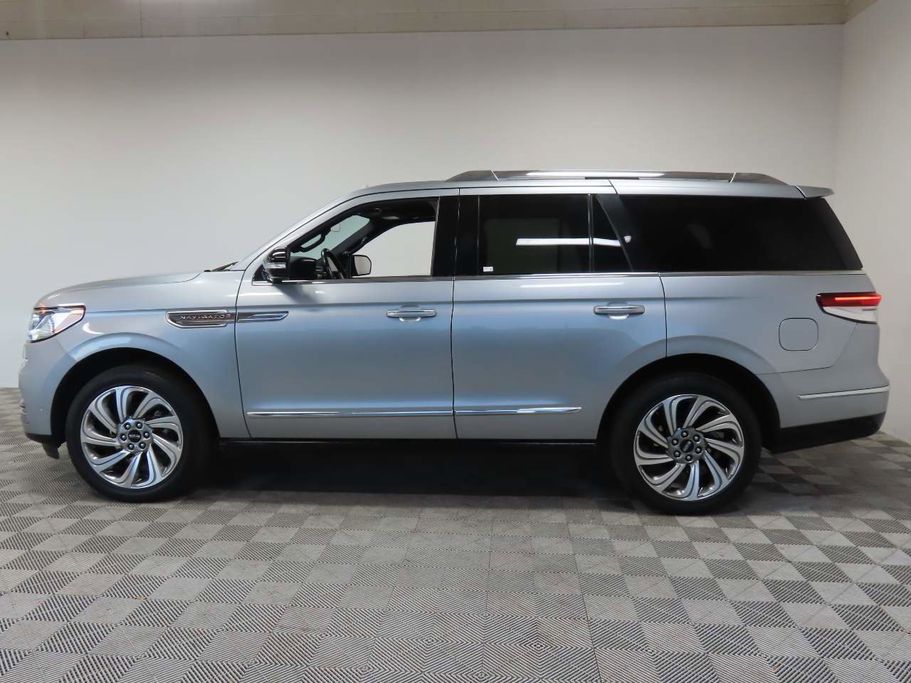 Used 2023 Lincoln Navigator Reserve AWD/4WD image 5