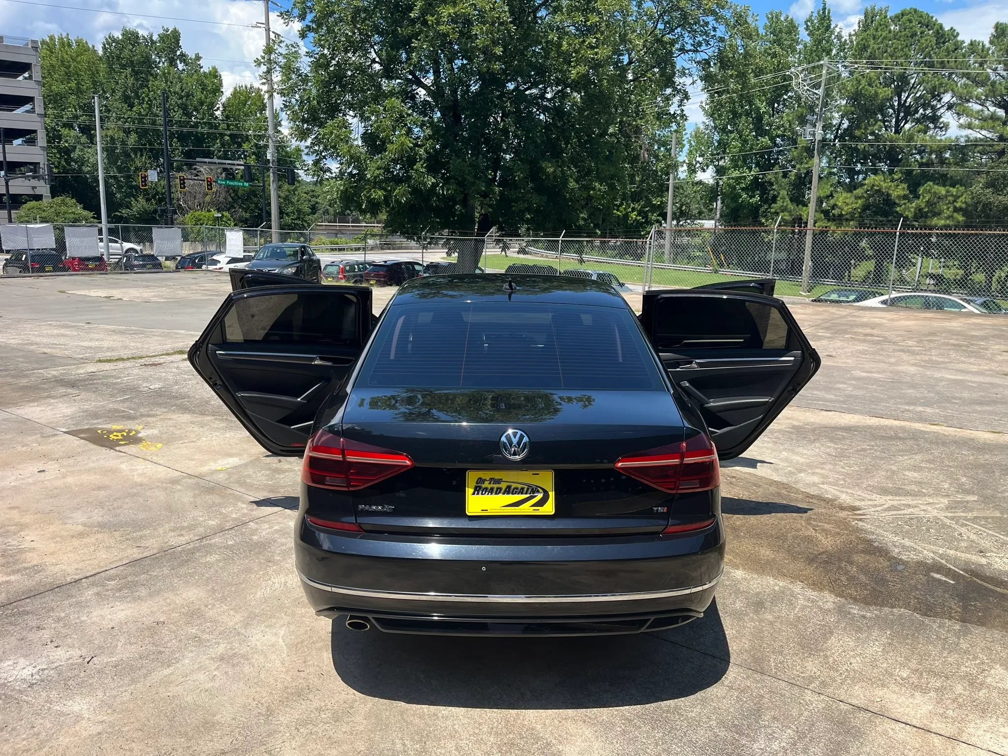 Used 2018 Volkswagen Passat 2.0T R-Line w/ R-Line Lighting Package FWD image 9