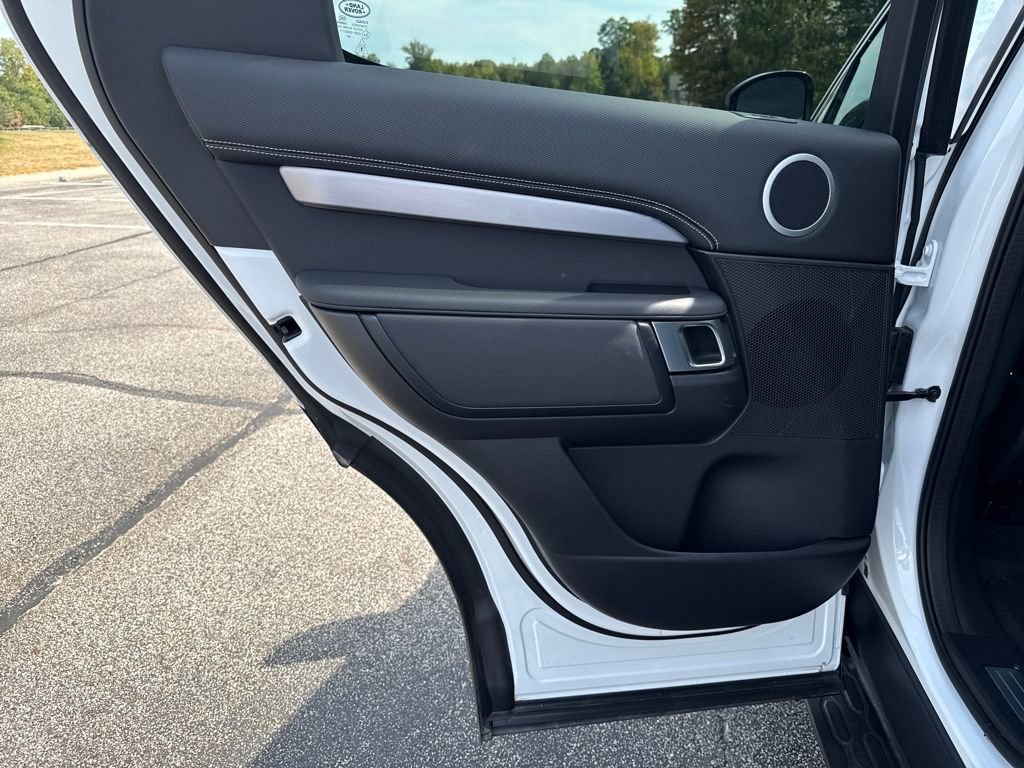 Used 2025 Land Rover Discovery Dynamic SE image 15