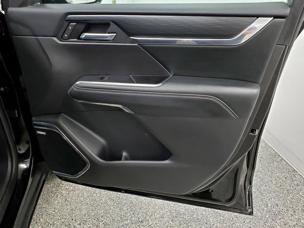 Used 2025 GMC Acadia Elevation image 17