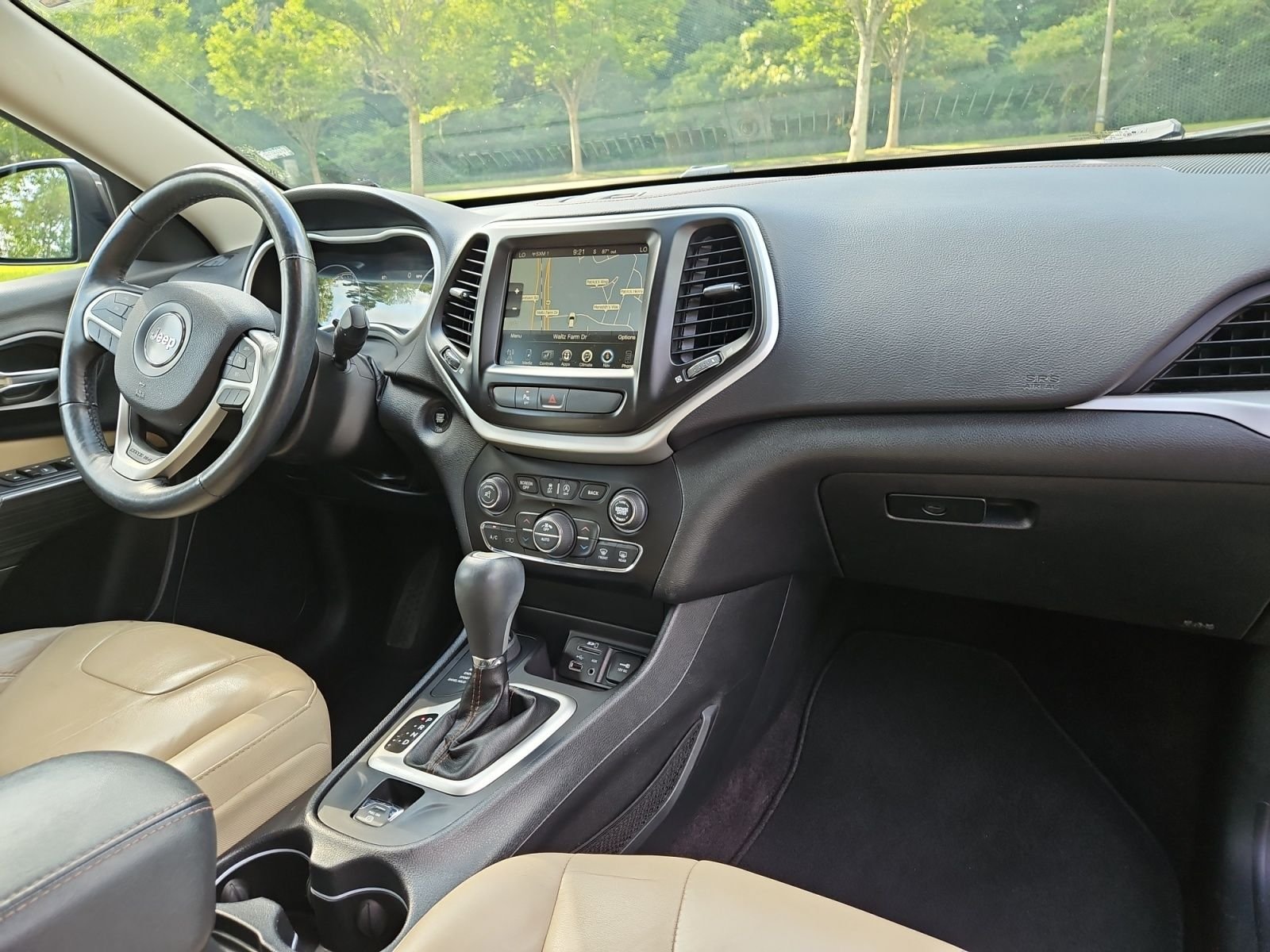 Used 2017 Jeep Cherokee Limited AWD/4WD image 16