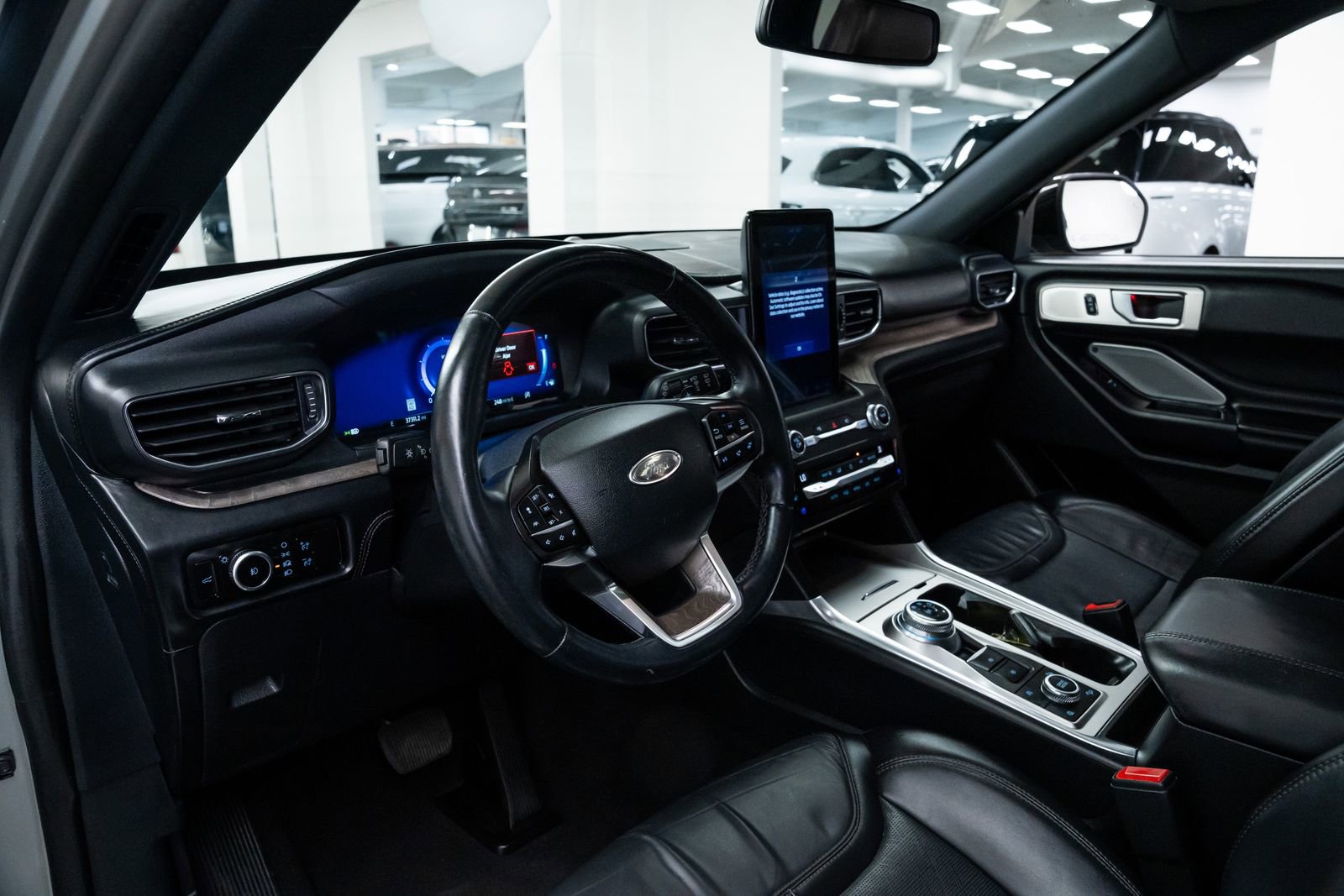 Used 2020 Ford Explorer Platinum w/ Premium Technology Package image 18