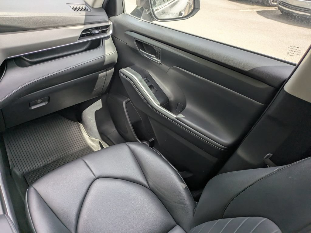 Used 2023 Toyota Highlander XLE FWD image 17