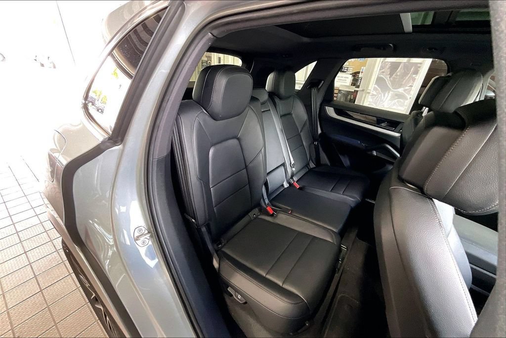 Used 2025 Porsche Cayenne AWD/4WD image 15