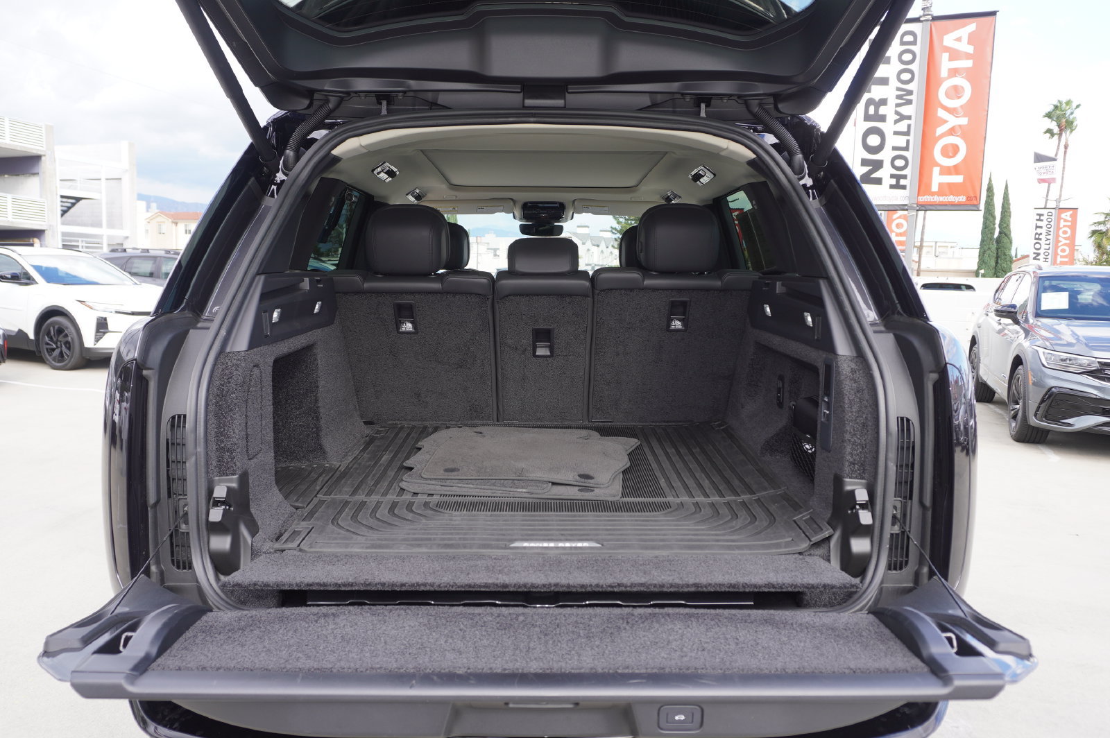 Used 2025 Land Rover Range Rover SE AWD/4WD image 8