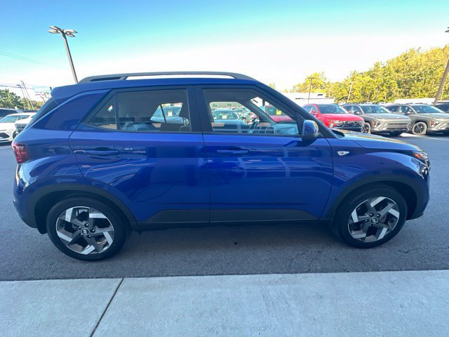 Used 2022 Hyundai Venue Limited FWD image 2