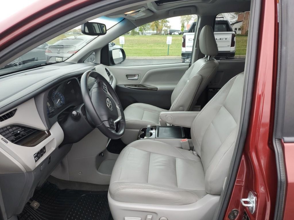 Used 2017 Toyota Sienna XLE Premium image 13