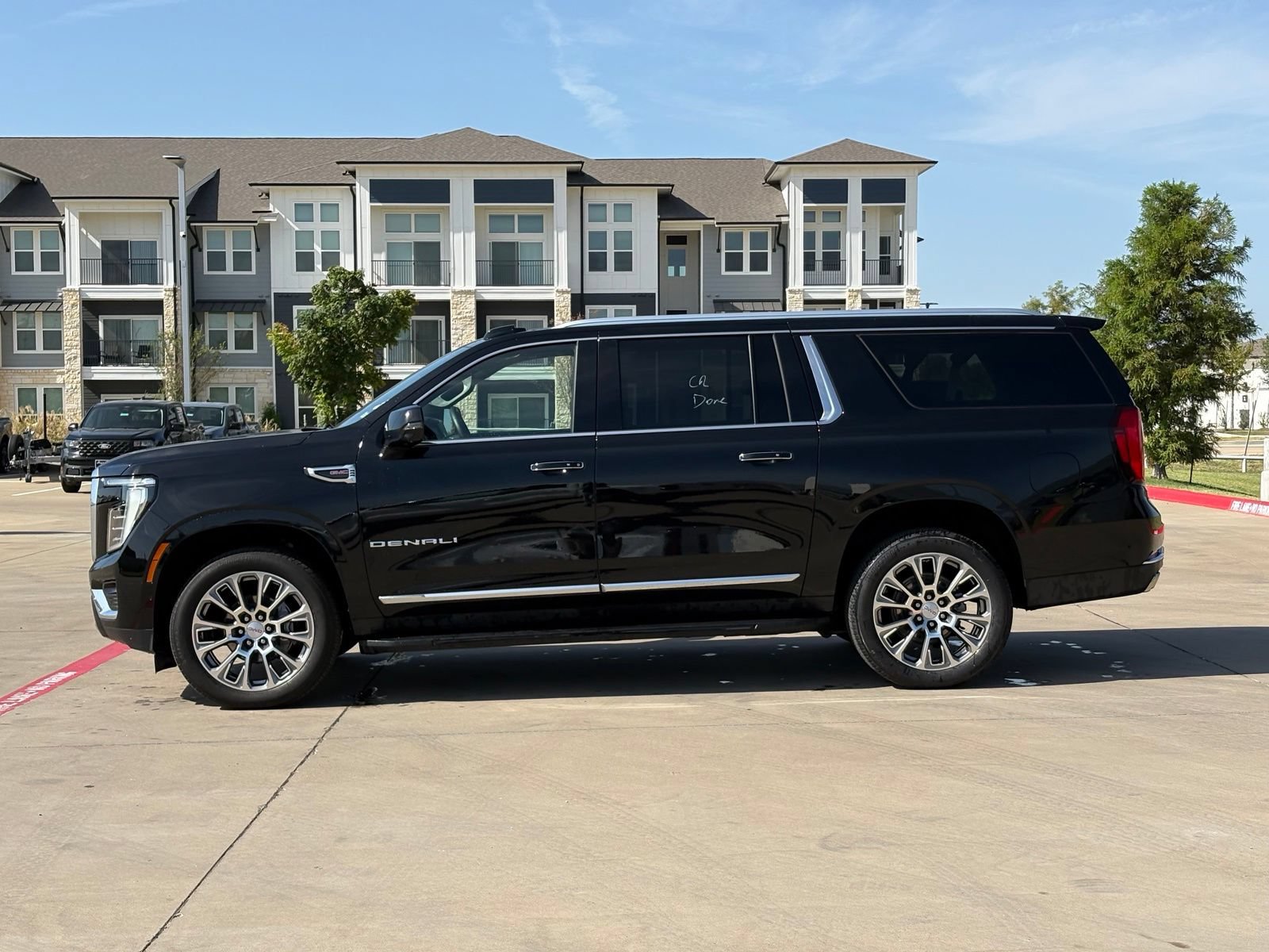 Used 2025 GMC Yukon XL Denali AWD/4WD image 4