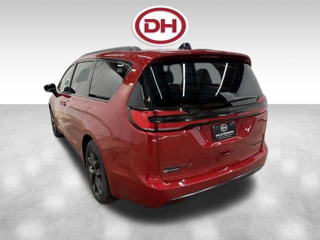 Used 2025 Chrysler Pacifica Limited image 12