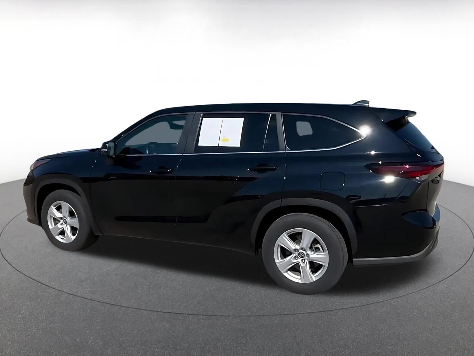 Used 2025 Toyota Highlander LE FWD image 8
