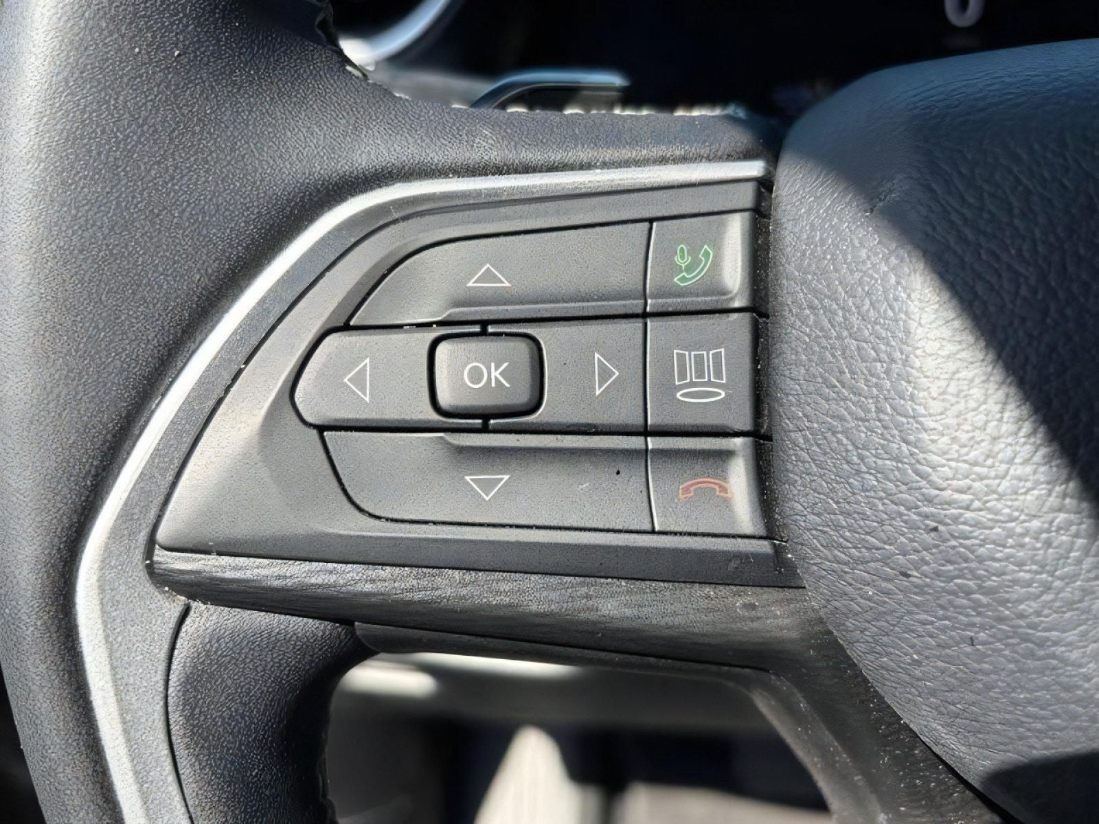 Used 2025 Jeep Grand Cherokee Altitude AWD/4WD image 23