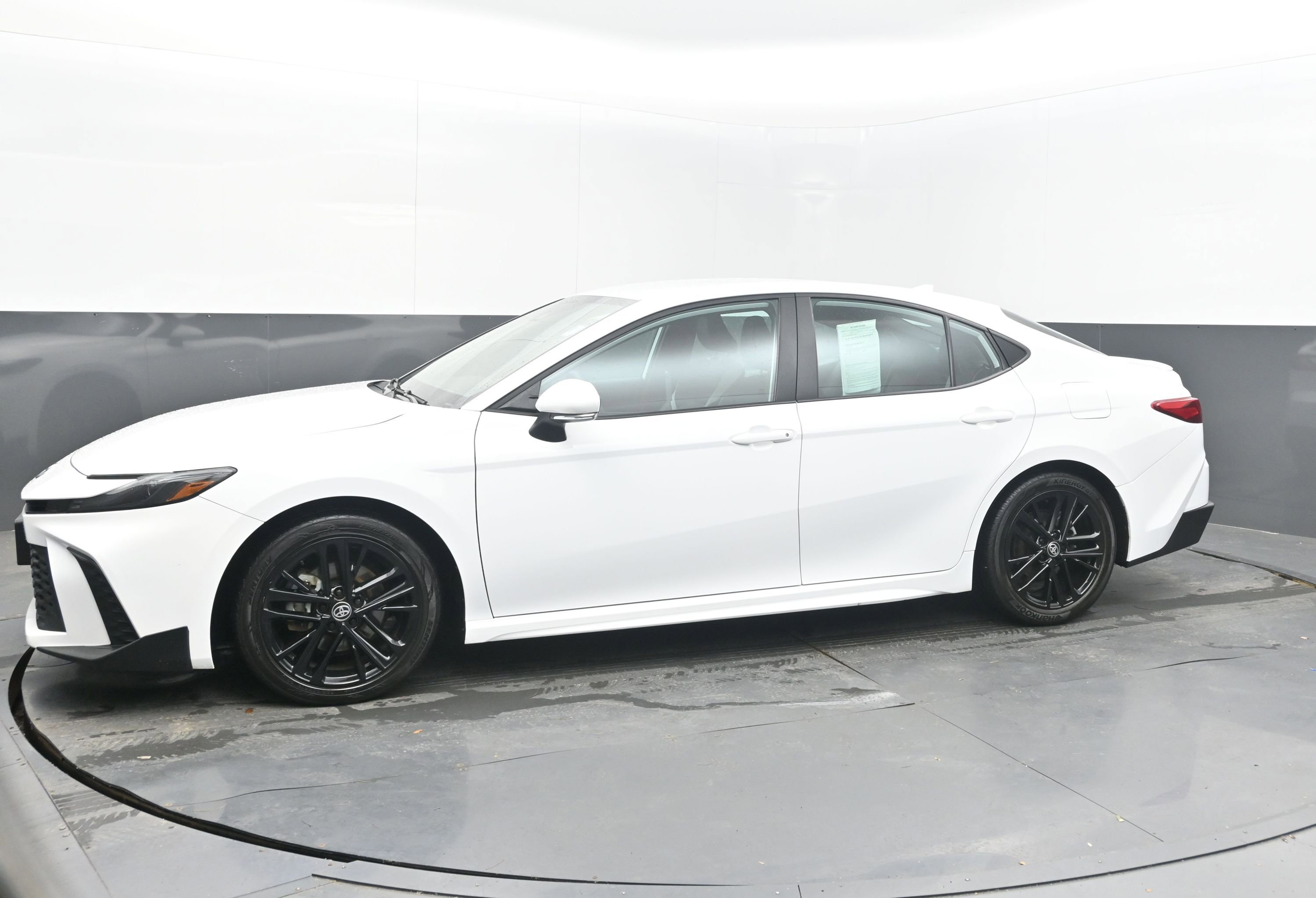 Used 2025 Toyota Camry SE FWD image 4