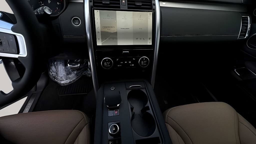 New 2024 Land Rover Discovery Dynamic SE image 13