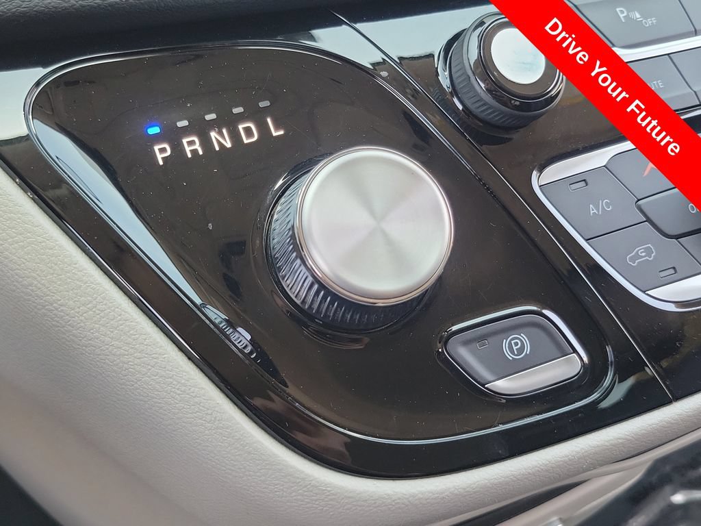 Used 2023 Chrysler Pacifica Touring-L FWD image 13