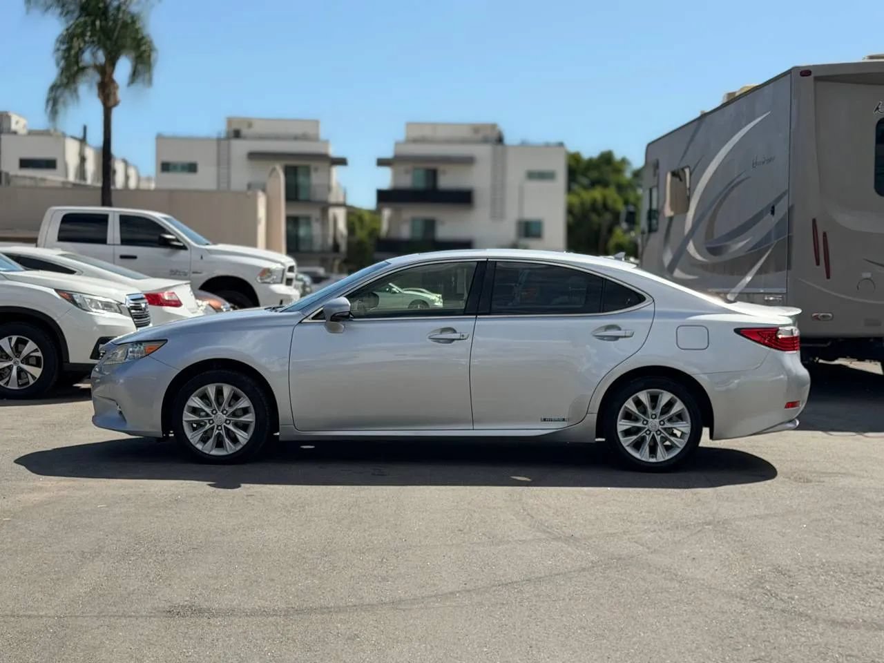 Used 2014 Lexus ES 300h w/ Premium Package w/Bamboo Trim FWD image 9