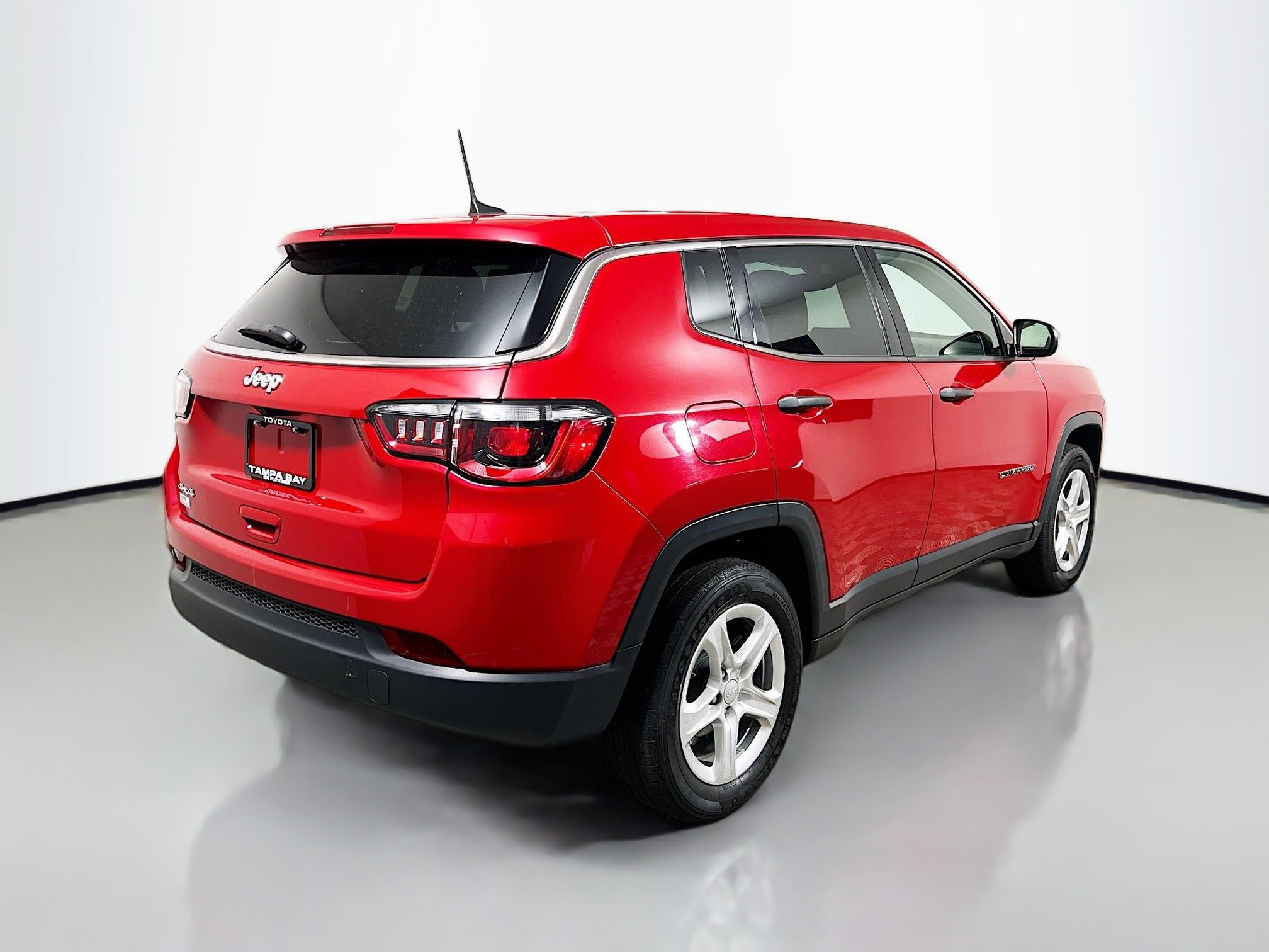 Used 2023 Jeep Compass Sport image 4