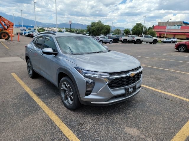 Used 2024 Chevrolet Trax LT w/ Driver Confidence Package FWD image 3
