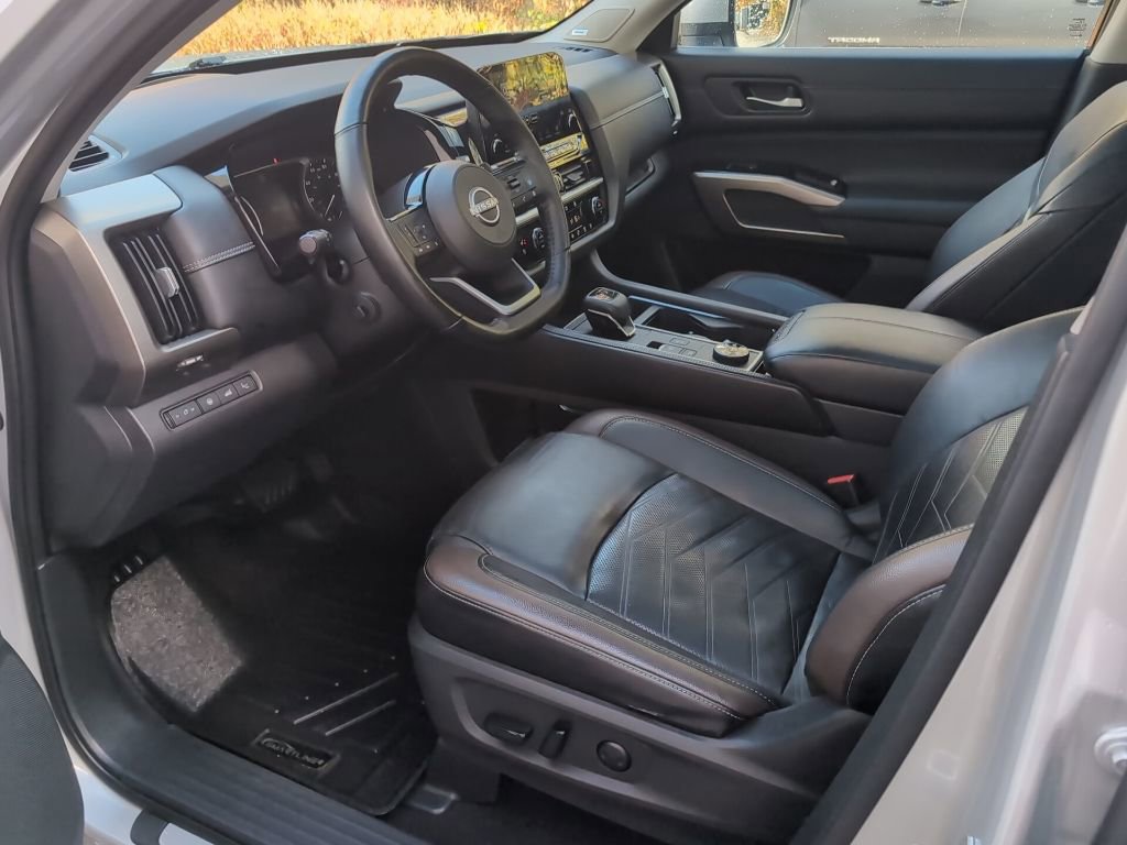 Used 2022 Nissan Pathfinder Platinum w/ Cargo Package image 17