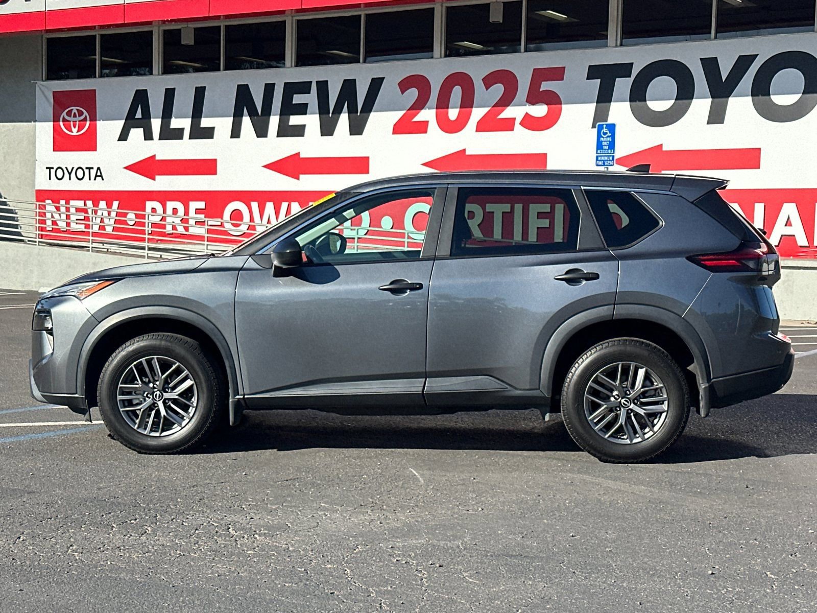 Used 2024 Nissan Rogue S image 2