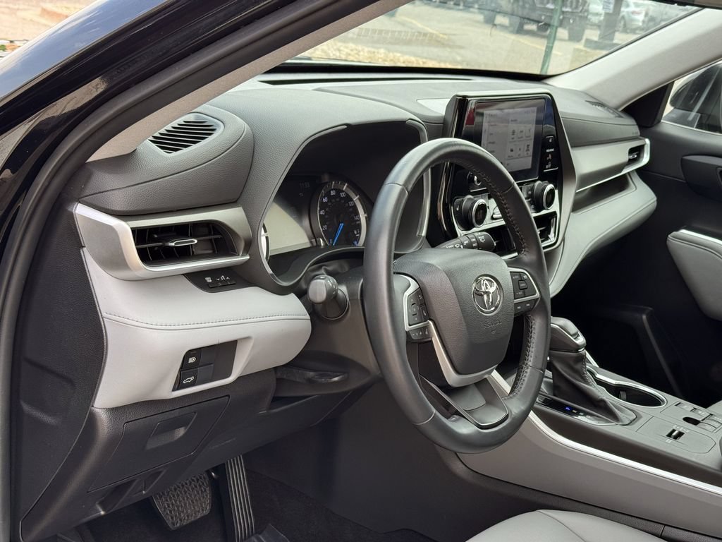 Used 2023 Toyota Highlander XLE AWD/4WD image 18