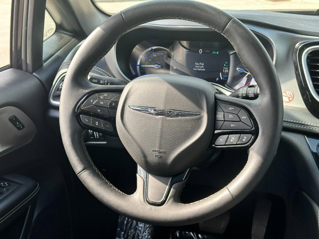 Used 2024 Chrysler Pacifica Premium image 14