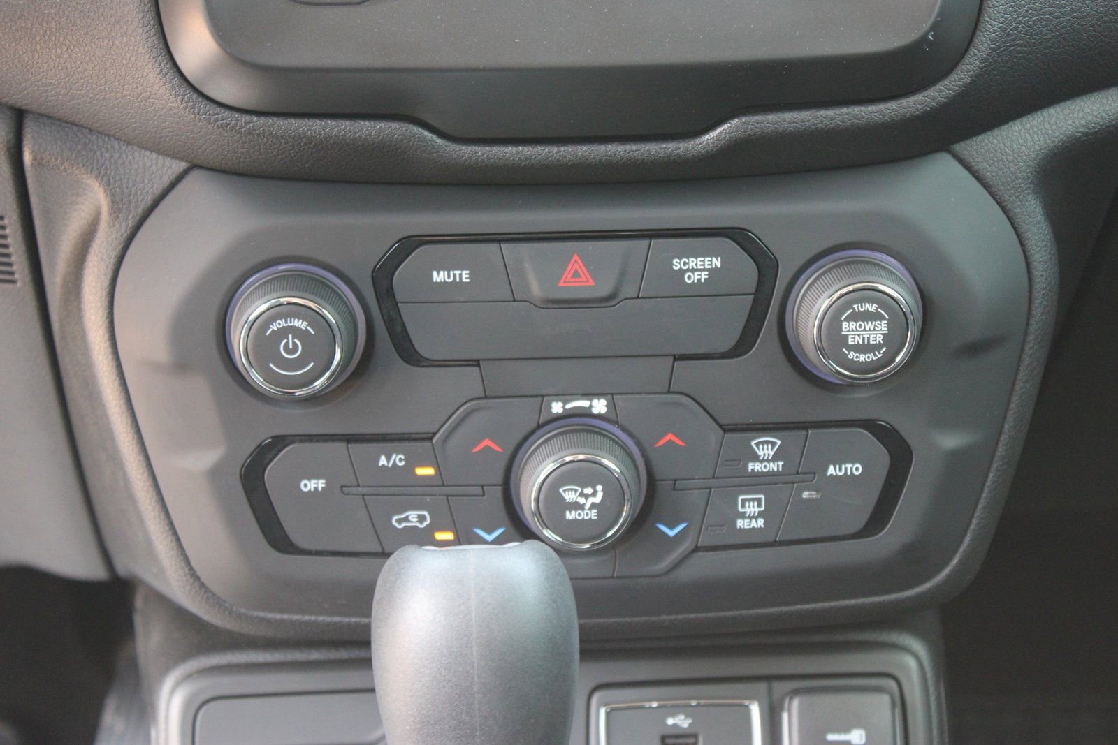 Used 2018 Jeep Renegade Latitude w/ Cold Weather Group AWD/4WD image 24