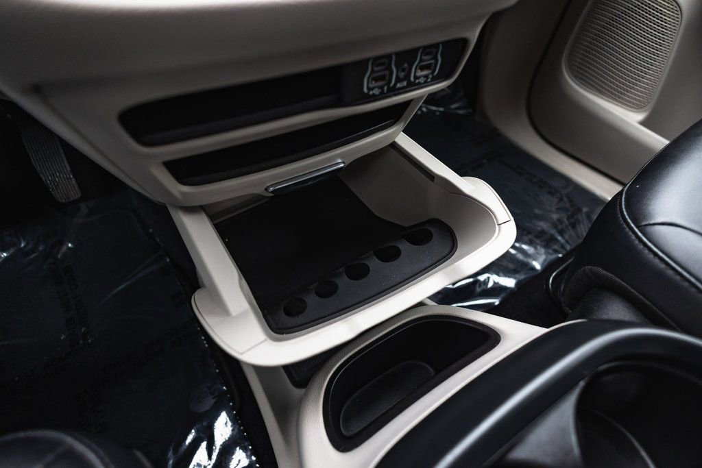 Used 2024 Chrysler Pacifica Touring-L image 20