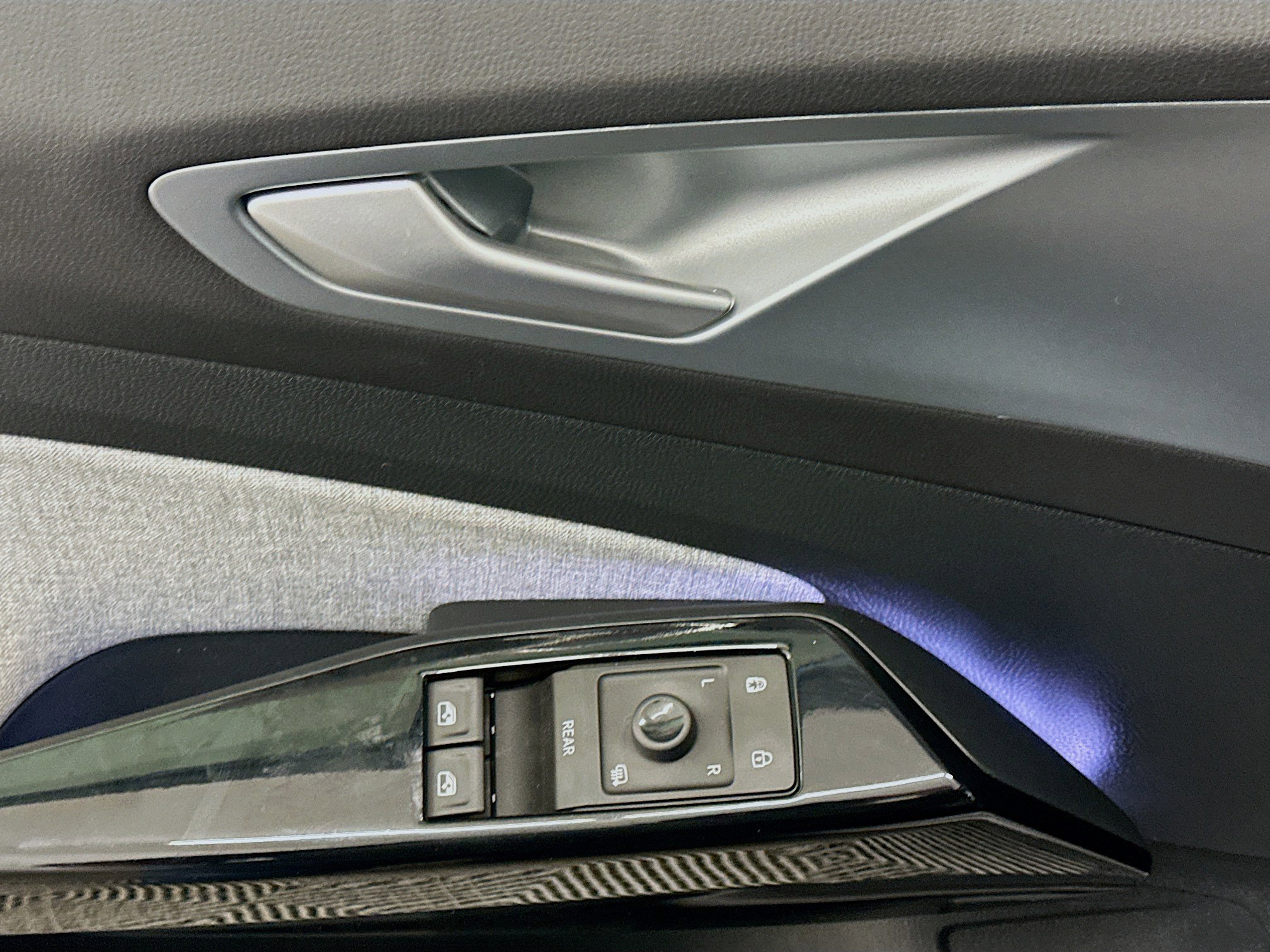 Used 2023 Volkswagen ID.4 Pro AWD/4WD image 15