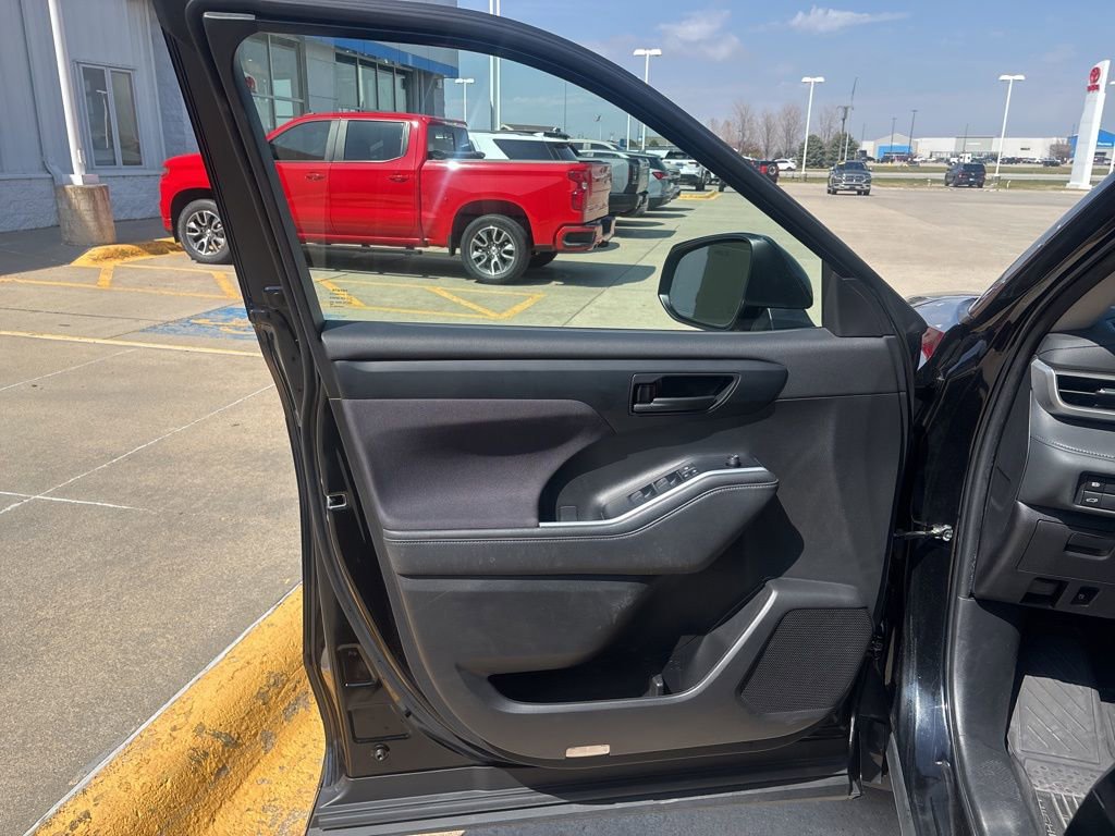 Used 2022 Toyota Highlander LE image 15