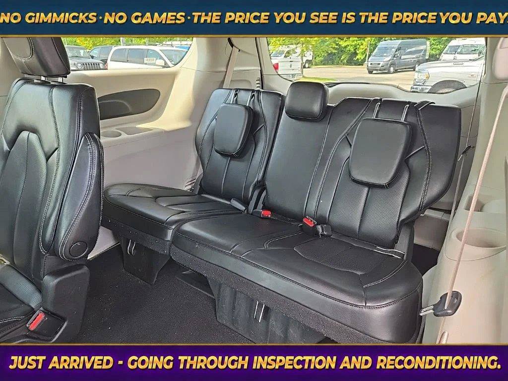 Used 2023 Chrysler Pacifica Touring-L FWD image 14