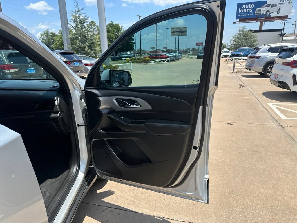 Used 2022 Chevrolet Traverse LT FWD image 25