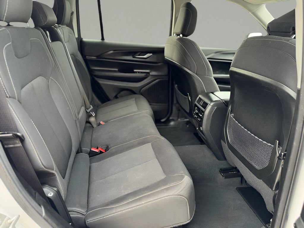 Used 2023 Jeep Grand Cherokee Laredo image 11