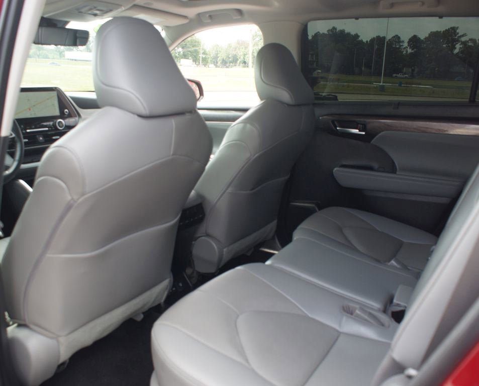 Used 2023 Toyota Highlander Limited FWD image 16