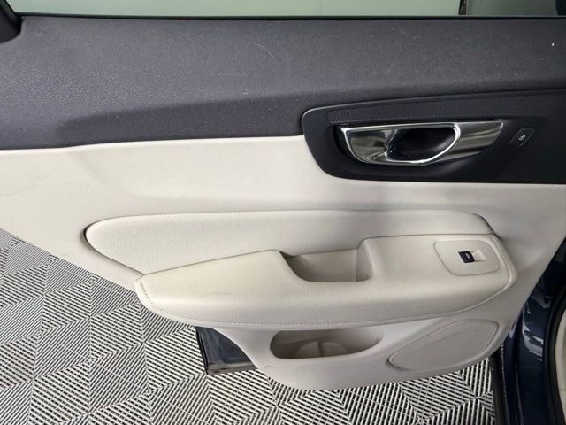 Used 2021 Volvo XC60 T5 Momentum w/ Climate Package image 27