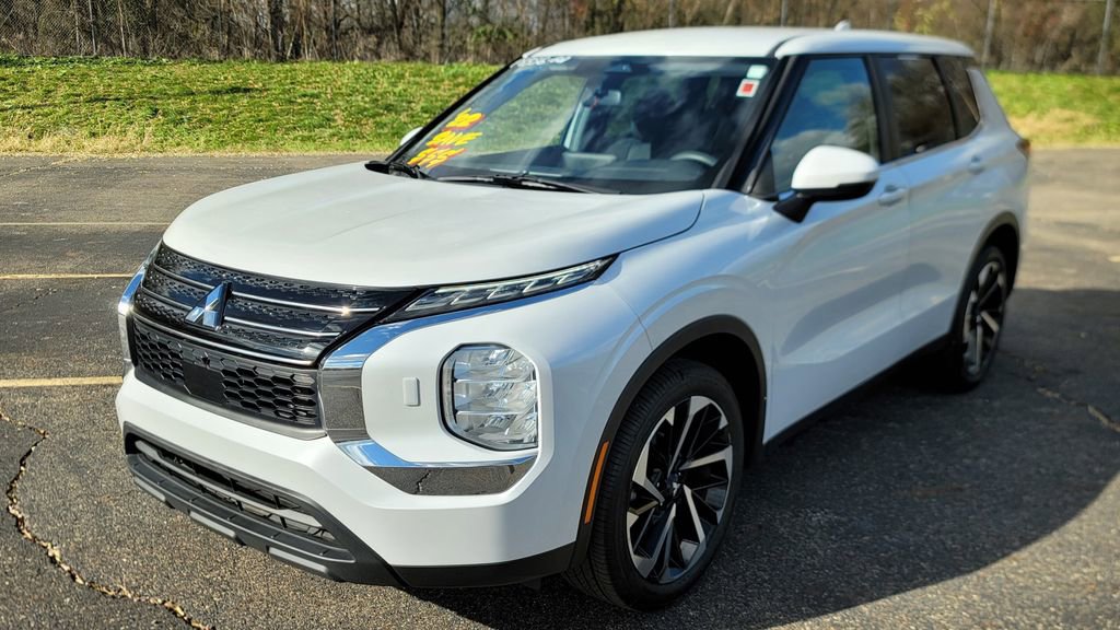 Used 2022 Mitsubishi Outlander ES image 3