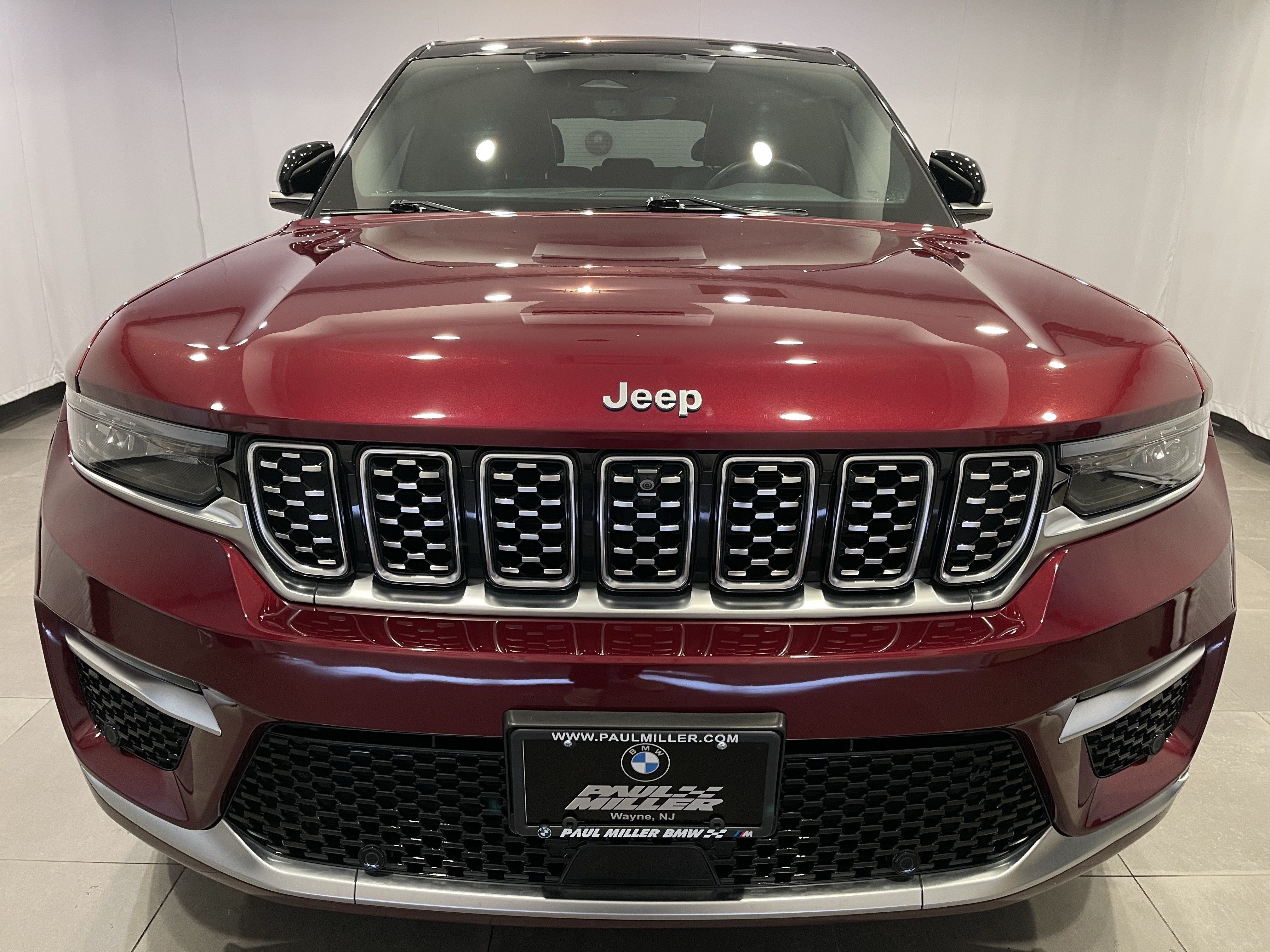 Used 2023 Jeep Grand Cherokee Summit w/ Luxury Tech Group V AWD/4WD image 2
