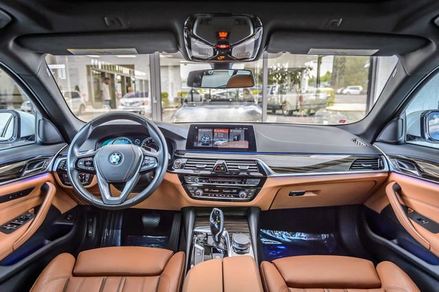 Used 2018 BMW 540i w/ Premium Package RWD image 3
