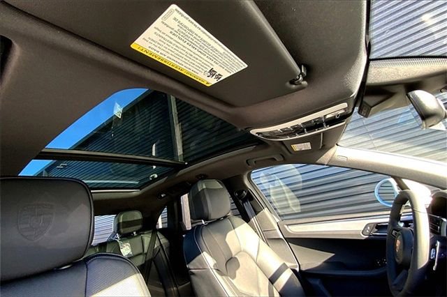 Certified 2026 Porsche Macan AWD/4WD image 32