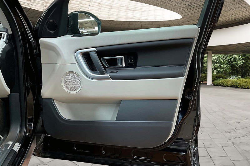 Used 2018 Land Rover Discovery Sport HSE image 18