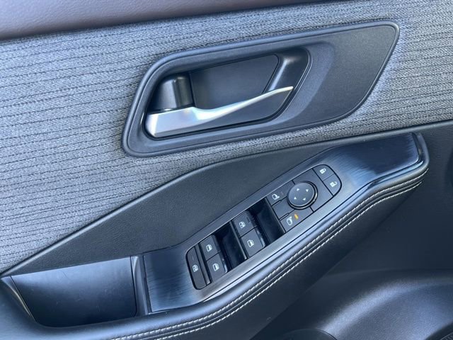 Used 2023 Nissan Rogue SV image 12