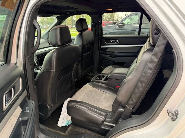 Used 2017 Ford Explorer XLT w/ XLT Technology Feature Bundle AWD/4WD image 15