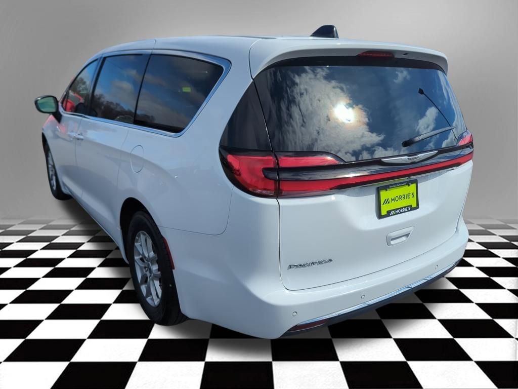 Used 2025 Chrysler Pacifica Select image 5