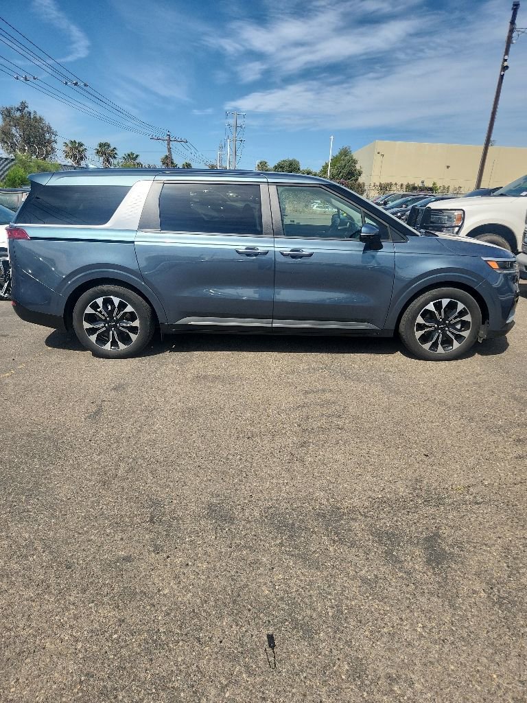 Used 2024 Kia Carnival EX FWD image 16