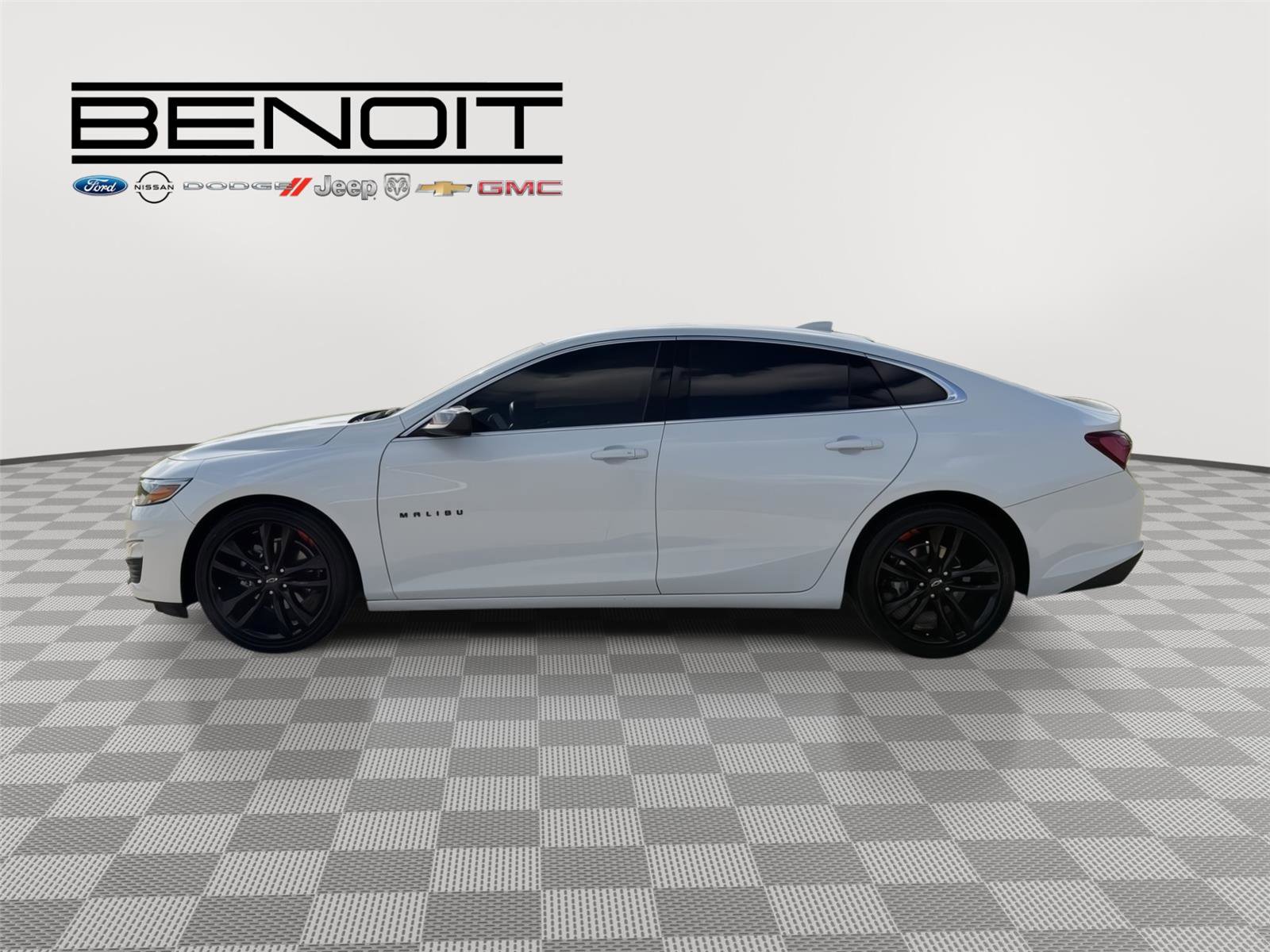 Used 2023 Chevrolet Malibu LT w/ Redline Edition FWD image 2